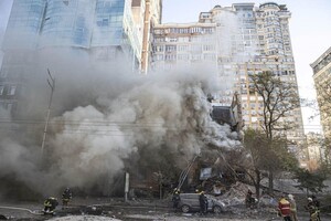 Наслідки обстрілу столиці 17 жовтня. Зруйновано старовинний будинок у центрі міста. Без даху над головою – 16 сімей