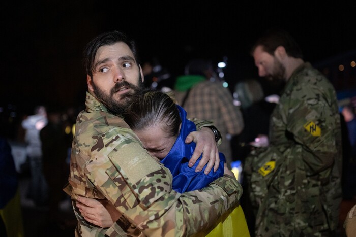 Обійми та сльози радості: зворушливі кадри повернення українок з полону