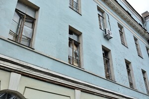 У будівлі музею повилітали всі вікна після того, як рашисти обстріляли столицю