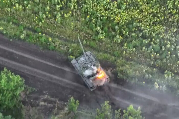 Рашист бросил товарищей в горящем танке и убежал (видео)