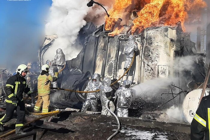 Обстріл Житомирщини: рятувальники ліквідували пожежу на підприємстві (фото) 