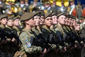 Жінки та чоловіки разом несуть важку ношу військової служби