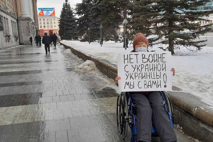 У РФ жінки протестують проти війни, поки влада урочисто відкриває дорогу на кладовище  