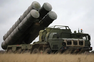 Зенитно-ракетные системы С-300 имеют дальность стрельбы 25-30 км