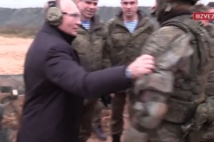 Путін приїхав на полігон і гатив із гвинтівки (відео) 
