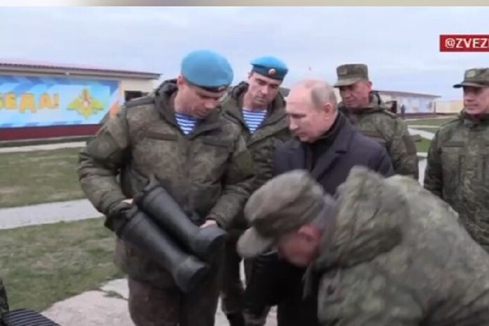 Путін та гумові чоботи. Як диктатор військове спорядження перевіряв (відео)