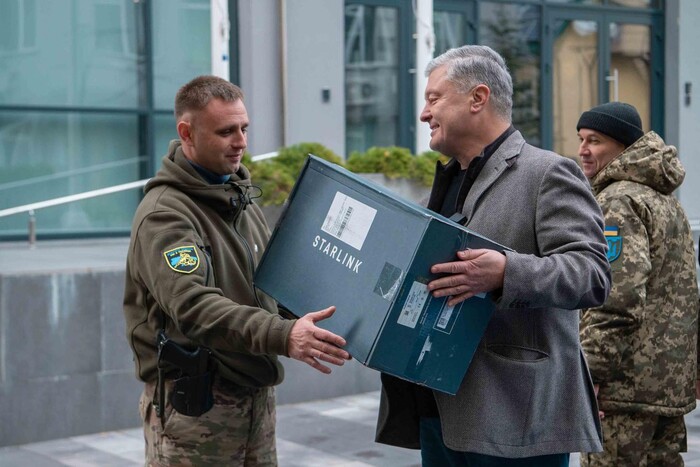 Порошенко передав військовим буржуйки, генератори та Starlink (фото)