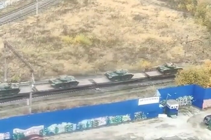Окупанти перекидають на фронт поремонтовані танки (відео)