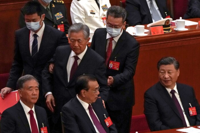Скандал у Китаї: попередника Сі Цзіньпіна силою вивели зі з'їзду компартії (відео)