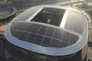 Сонячна енергія, що виробляється з панелей, забезпечує до 65 відсотків електроенергії, споживаної стадіоном