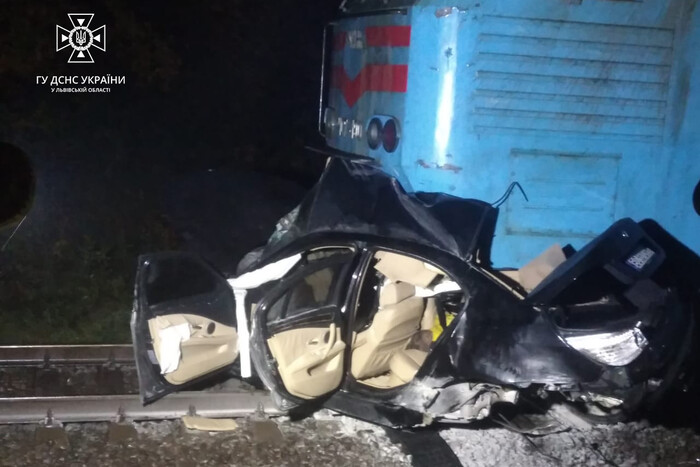 Львівщина: пасажирський потяг зіткнувся з автівкою, є загиблі 
