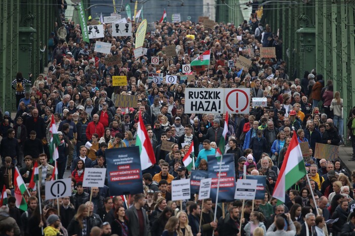 «Орбане, зникни». Угорщину сколихнули антиурядові протести