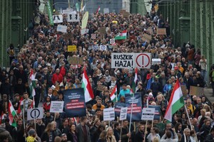 На протести вийшли тисячі угорців