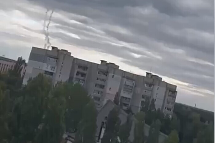 Взрыв в Новой Каховке: в небо поднимается столб дыма (видео)