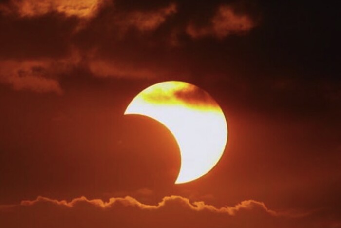 Завтра українці зможуть побачити часткове сонячне затемнення