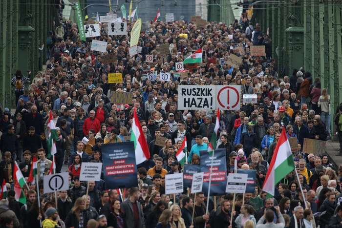 «Орбан, исчезни». Венгрию всколыхнули антиправительственные протесты