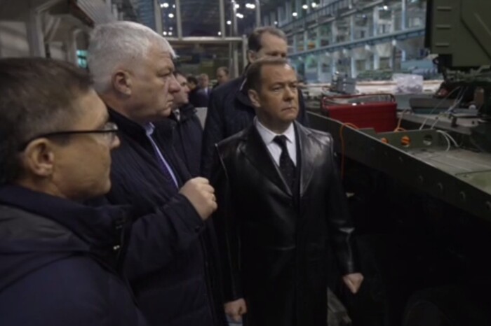 Соратник Путіна у шкіряному пальті навідався на танковий завод (відео)