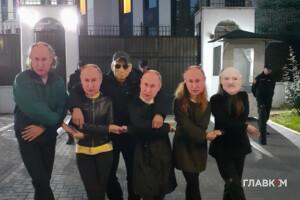Активісти у масках з обличчям Путіна виконували танець лебедів