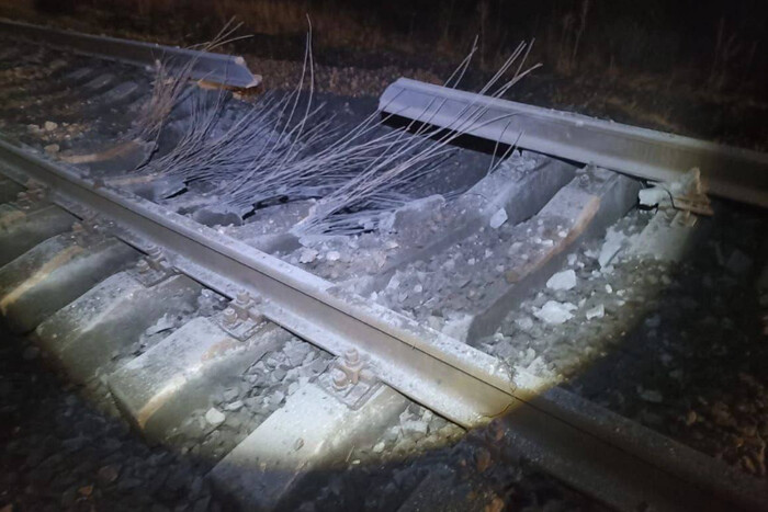 З'явились фото руйнувань залізничної колії після вибуху в Брянську
