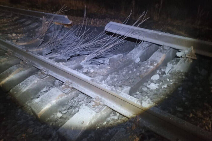 Появились фото разрушений железнодорожного пути после взрыва в Брянске