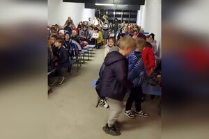 Відео дня. У Києві школярі танцюють та співають під час тривоги