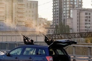 Офіцери поліції в Києві намагаються збити безпілотник під час атаки 17 жовтня. Ймовірно, це був іранський дрон Шахід-136, придбаний Росією в серпні