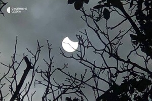Українці сьогодні спостерігали затемнення Сонця