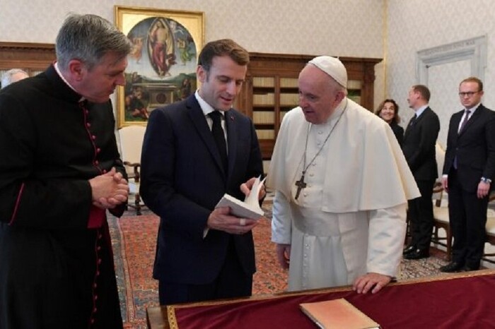 Макрон презентував Папі Римському книгу з українським корінням: подарунок викликав обурення 