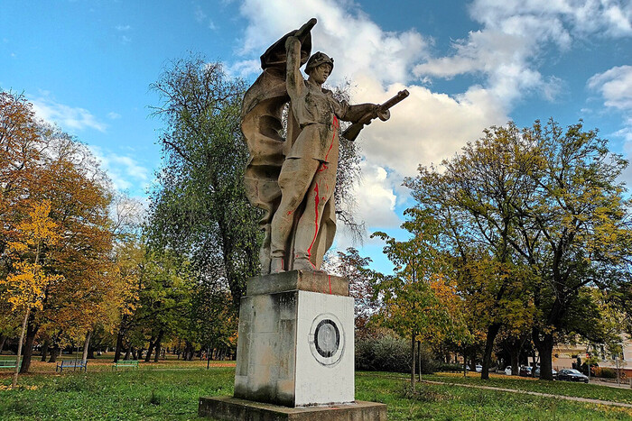 У Чехії невідомий перемалював пам'ятник червоноармійцям під пральну машину (фото)