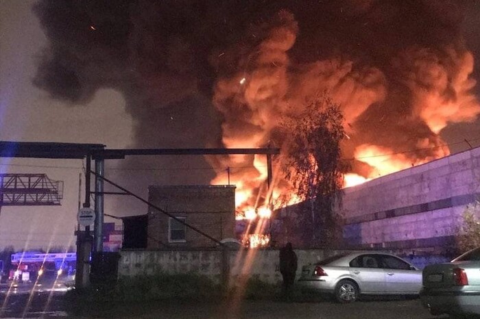 У Росії сталася масштабна пожежа на складі (відео)