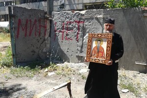 Виганяли «демонів». У Маріуполі парафіяни РПЦ влаштували «хресну ходу» навколо «Азовсталі» (фото)
