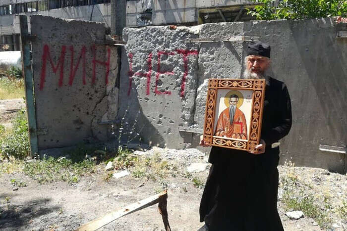 Выгоняли «демонов». В Мариуполе прихожане РПЦ устроили «крестный ход» вокруг «Азовстали» (фото)