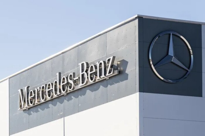 Мercedes-Benz продає активи в Росії