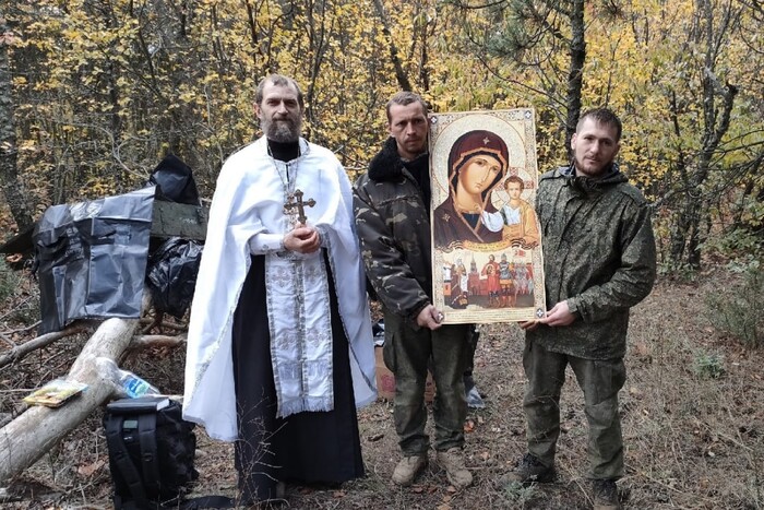 Російський священник похрестив окупантів за допомогою мішків для трупів (фото)