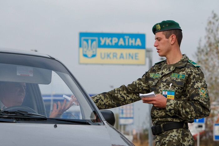 Запрет на выезд мужчин из Украины не соответствует Конституции – НАПК