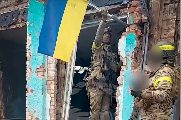 ЗСУ встановили прапор у деокупованому селі на Луганщині (відео)