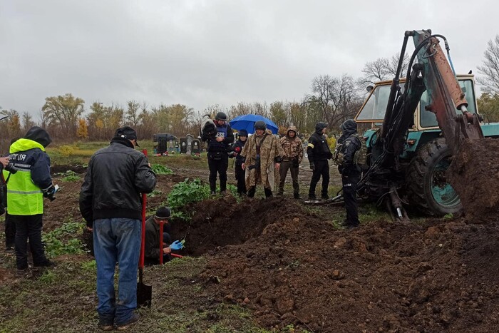 На Харківщині розпочалась ексгумація масового поховання військових (фото)