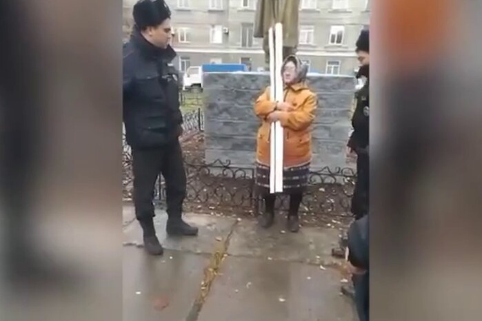 Антивоєнні протести у РФ: п’ятеро поліцейських затримали бабусю з плакатом (відео)