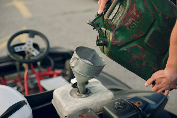 «Время использовать запасы»: эксперт рассказал, почему дизель и бензин нельзя долго хранить