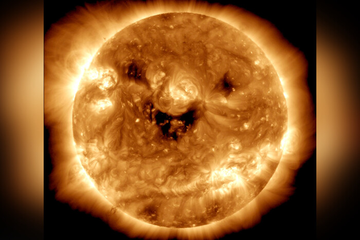 Астрономи NASA зафіксували «посмішку» Сонця: оприлюднено фото