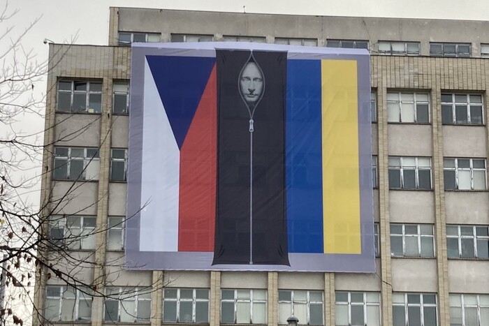 МВС Чехії до свята прикрасило свою штаб-квартиру мертвим Путіним 