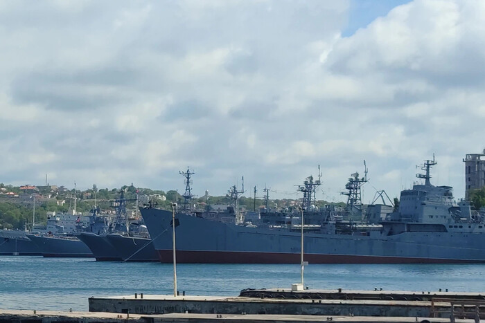 Окупанти заявили про атаку безпілотників на їхні кораблі в Криму (відео)