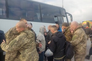 Серед звільнених 12 бійців НГУ, включно з двома «Азовцями», 18 з ВМС, 8 з ДПСУ, 9 із ТРо, 3 воїнів ЗСУ та 2 цивільних