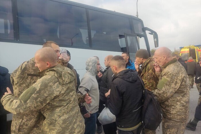 Среди освобожденных 12 бойцов НГУ, включая два «Азовца», 18 из ВМС, 8 из ГНСУ, 9 из ТРо, 3 воинов ВСУ и 2 гражданских