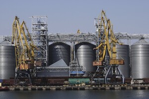 Контейнери із зерном в чорноморському порту Одеси