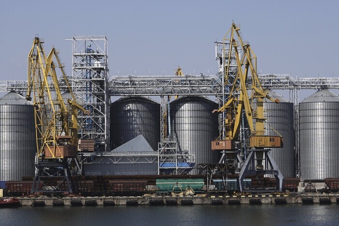 Контейнеры с зерном в черноморском порту Одессы