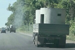 Окупанти колонами вантажівок звозять необхідні матеріали для посилення оборони захоплених регіонів