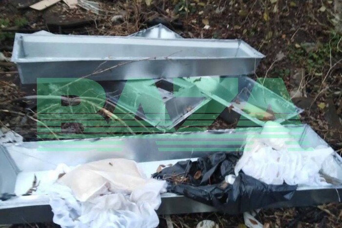 Жителів Бєлгорода налякали викинуті на смітник цинкові труни
