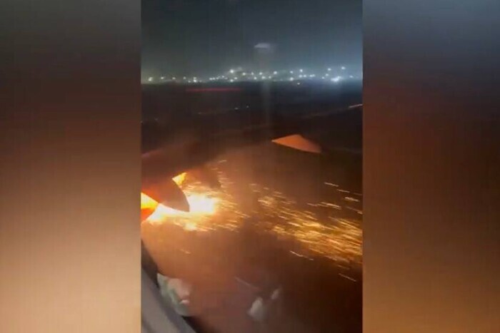 В Индии во время взлета вспыхнул пассажирский самолет (видео)