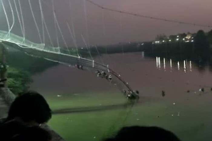 Обвал мосту в Індії. Щонайменше 140 загиблих, триває пошукова операція (відео)